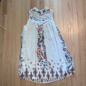 Tank top dress with lace neck and lace back